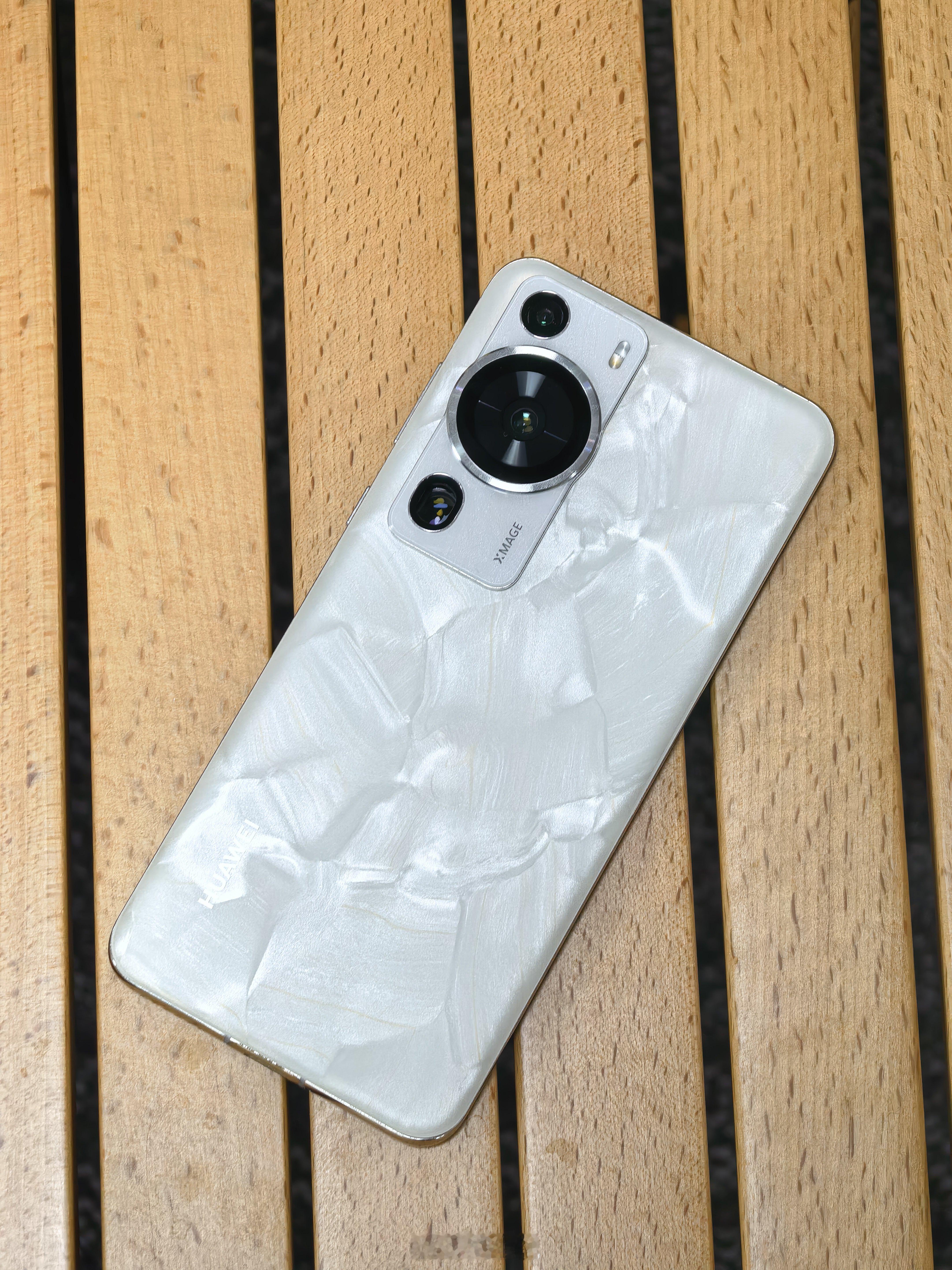 华为P60上的洛可可白算得上是非常经典的配色了，号称每一台都是独一无二的，当时直