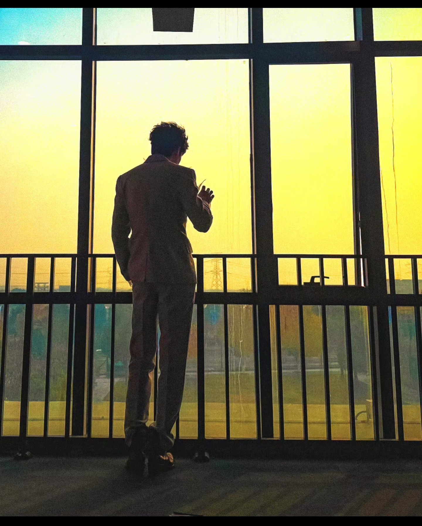 小岛兴田第一次给刘宇宁起了“劳模哥”的称号，对刘宇宁的敬业精神表示钦佩。