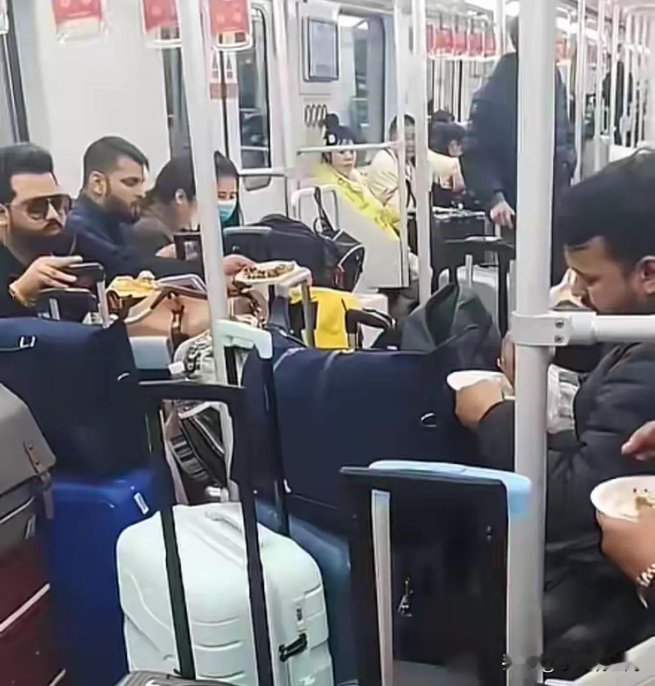 数名印度人在上海地铁里吃手抓馅饼，满车都是咖喱味，也不清楚列车工作人员为什么不去