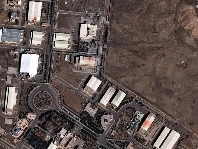 7月22日，搭载四具中东阵亡美军士兵遗体的运输机降落在美多佛空军基地，特朗普到机