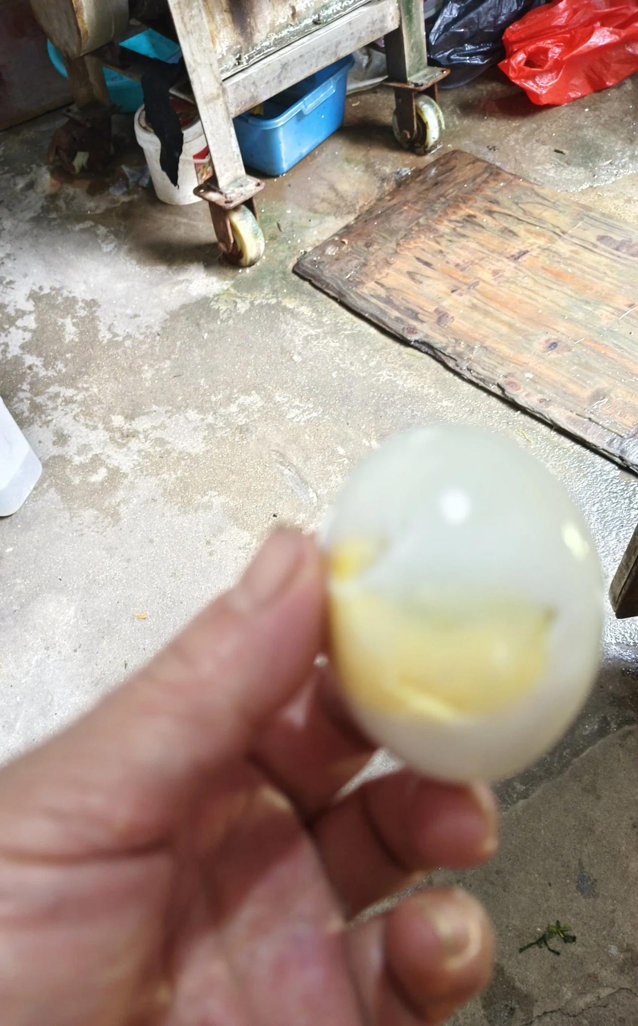 今天早上煮了两个鸡蛋，打开一看是这种颜色，里面有一块黑黑的，以前一直以为是煮的时