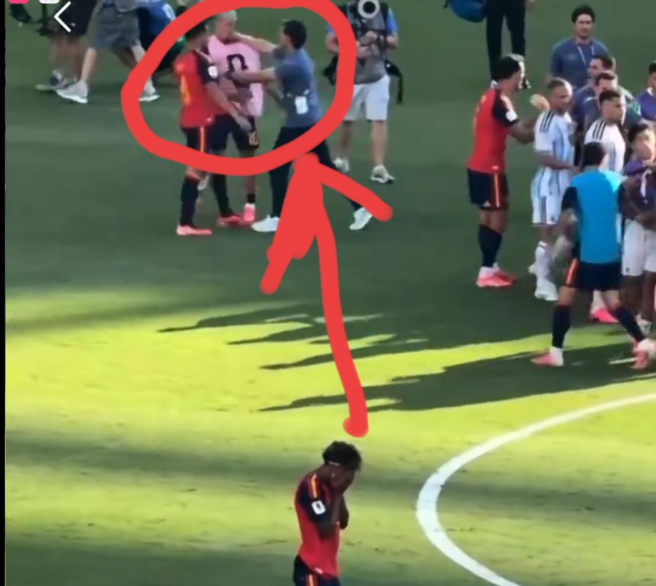 阿根廷队越来越离谱了！不仅帕雷德斯锁喉+拳击，连此人都动手了，西班牙球员奥尔莫白