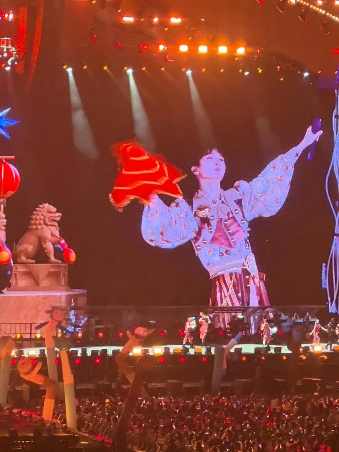 周深这真的很抽象了一边是喜庆好运来，一边是台上躁动小鸡，正经祝福和搞笑画面来回切