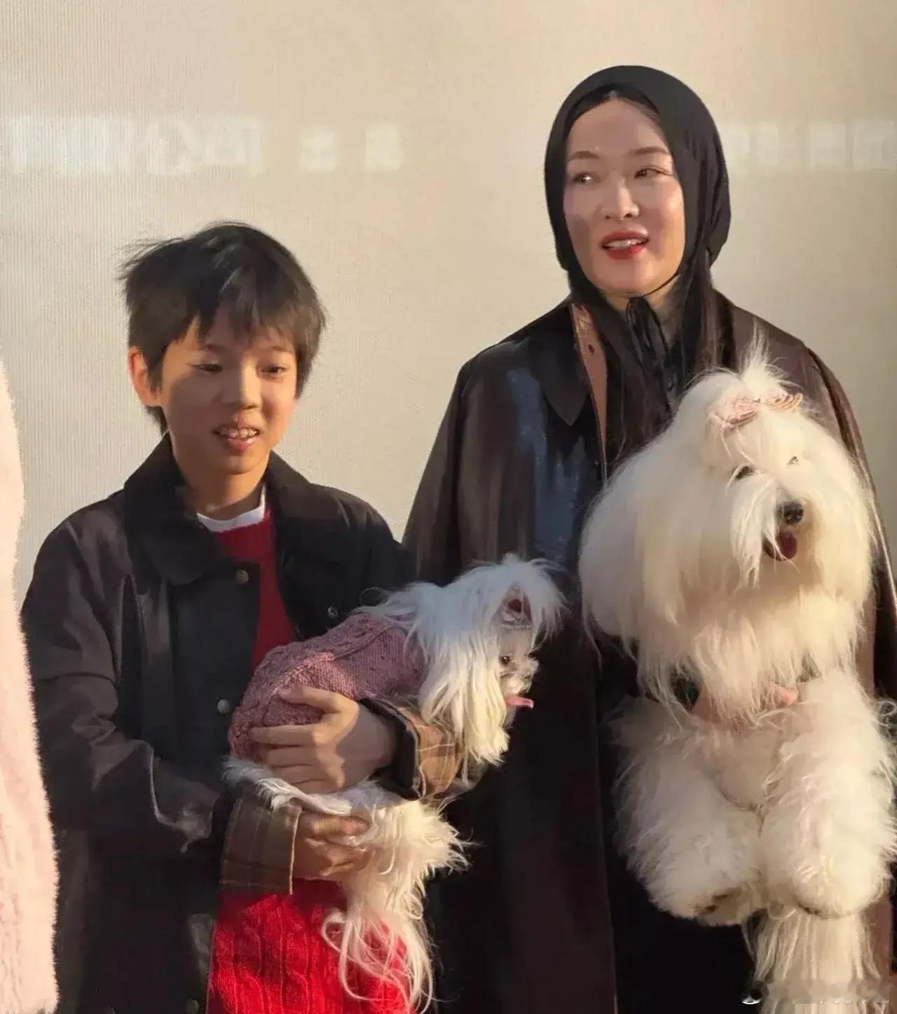 11岁的嗯哼看上去，长的既不像爸也不像妈，这孩子到底随谁啊？[笑cry] 