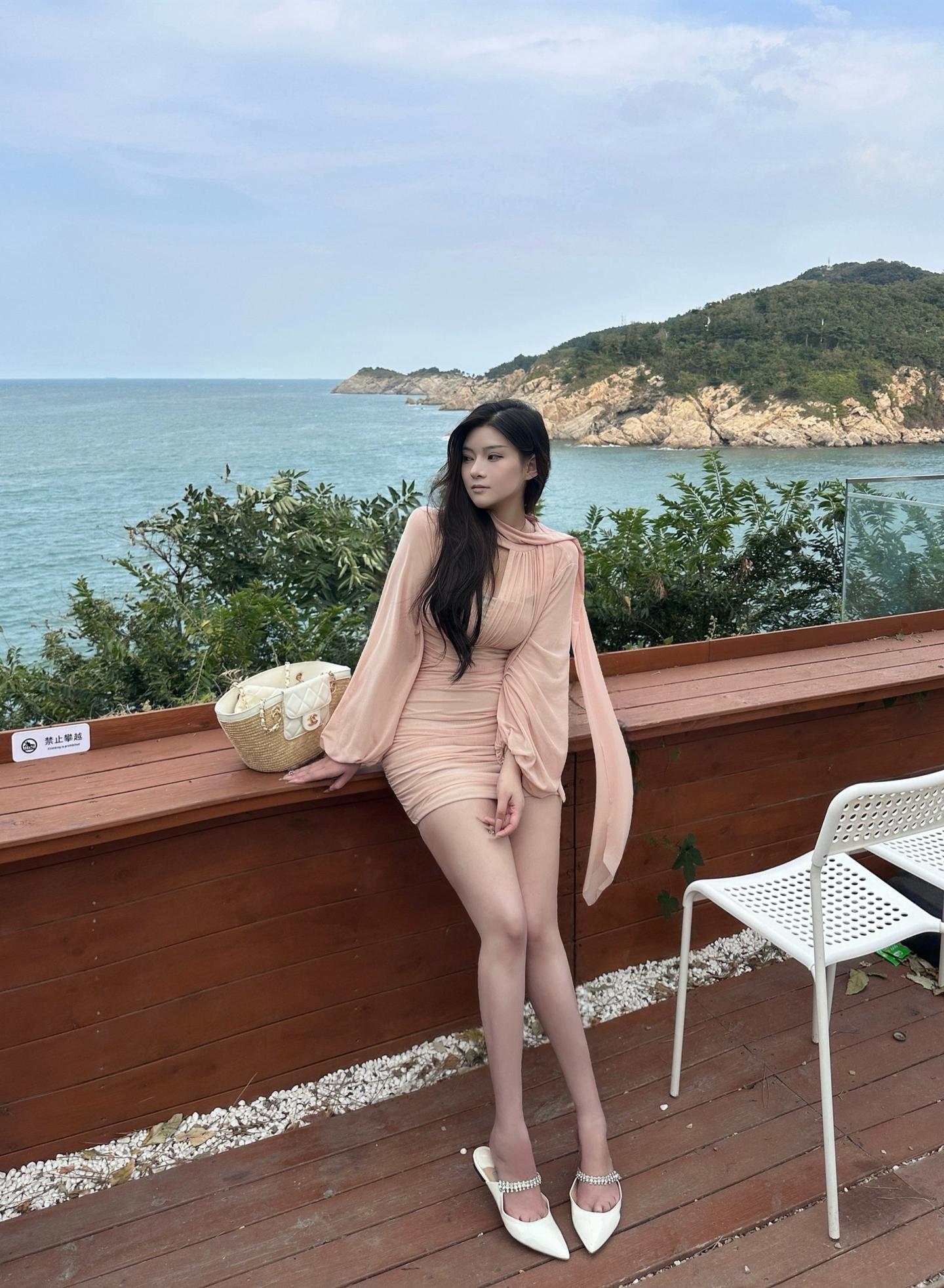 “我很难和你形容 我爱的那个狮子座女孩  她会一个人搬家一个人旅行 一...