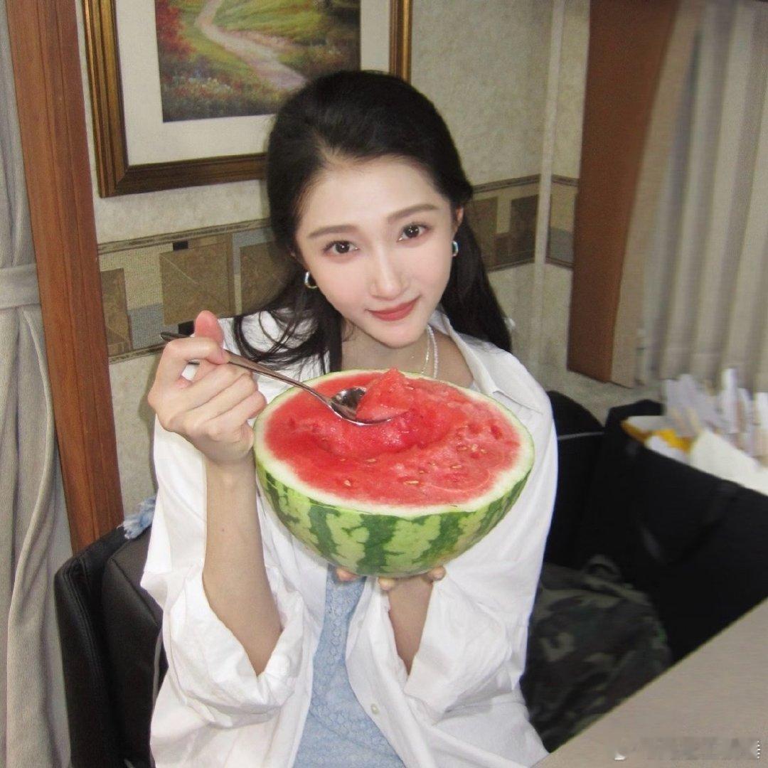 关晓彤七夕请剧组吃西瓜，“夏日炎炎，西瓜甜甜”哈哈哈好可爱 