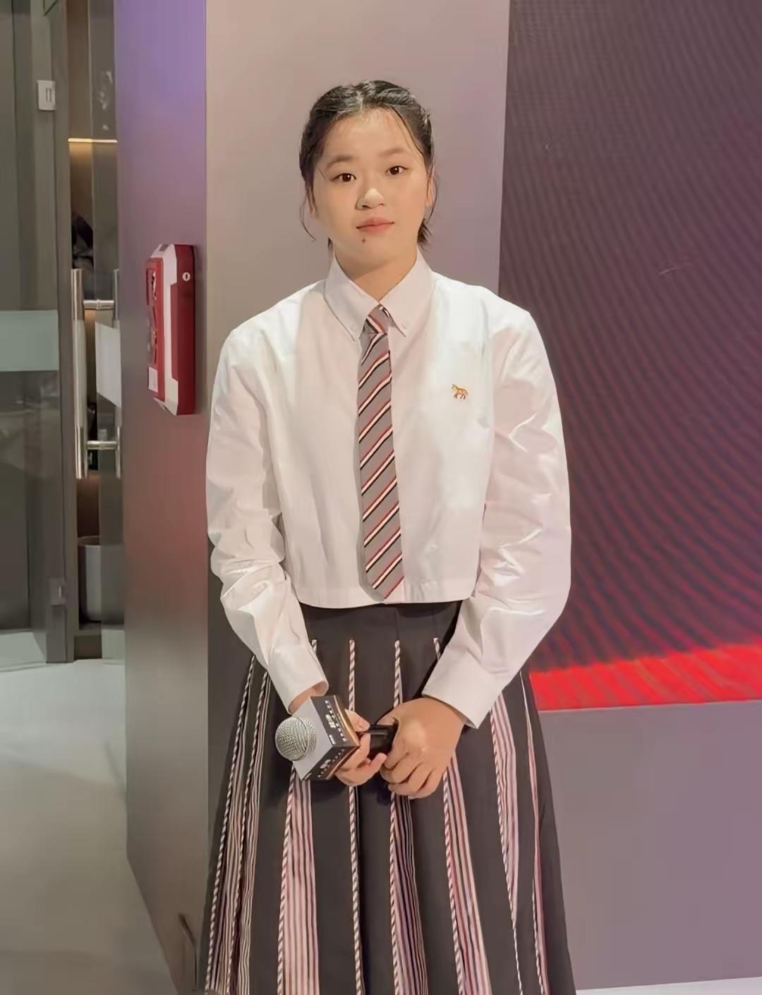 我闺蜜在上海活动现场亲眼见到全红婵，她直说：本人跟镜头里差别也太大了！


婵宝