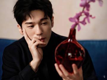 白宇 这样太没礼貌了 开开心心下班的白宇，刚出门就被代拍贴脸开闪光偷拍，这些偷拍