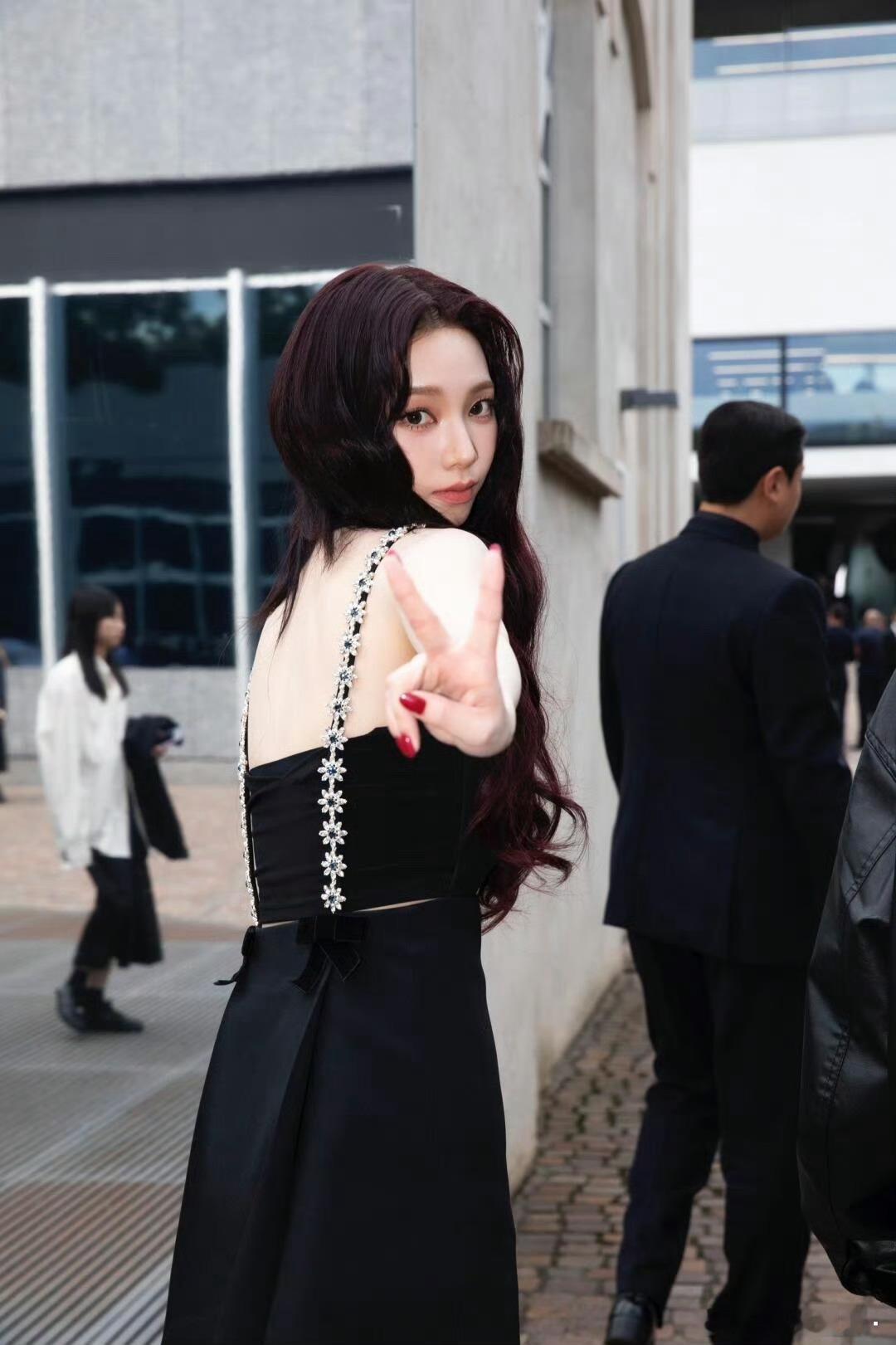 在米兰时装周PRADA秀场的柳智敏Karina 