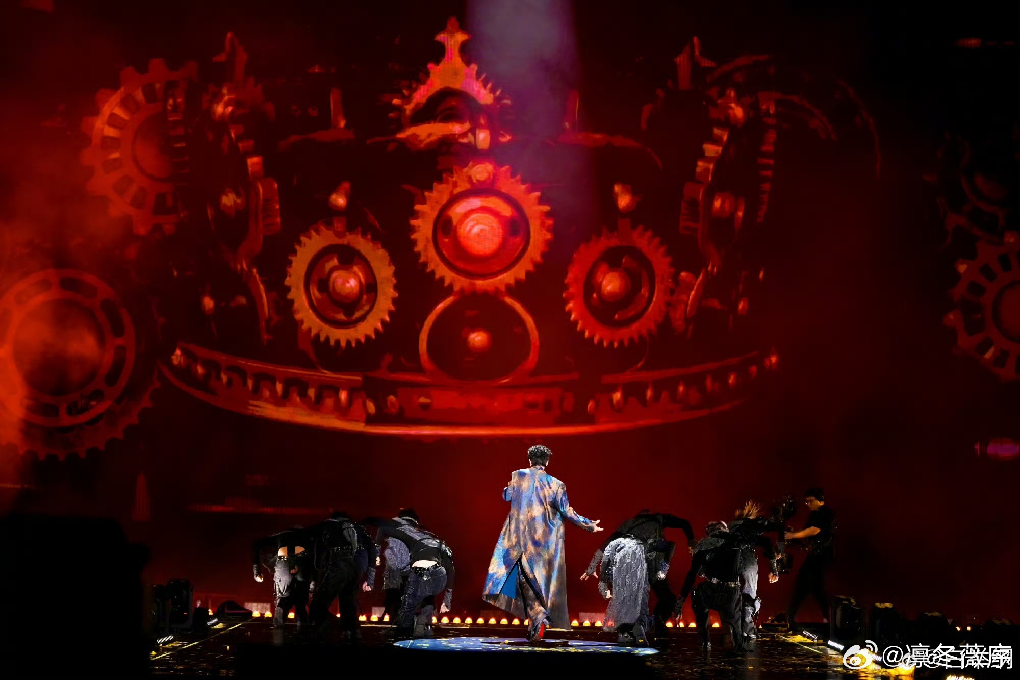 白举纲QQ音乐超级巅峰之夜白举纲QQ音乐巅峰瞩目歌手 刚重温完白举纲的《乘着破船