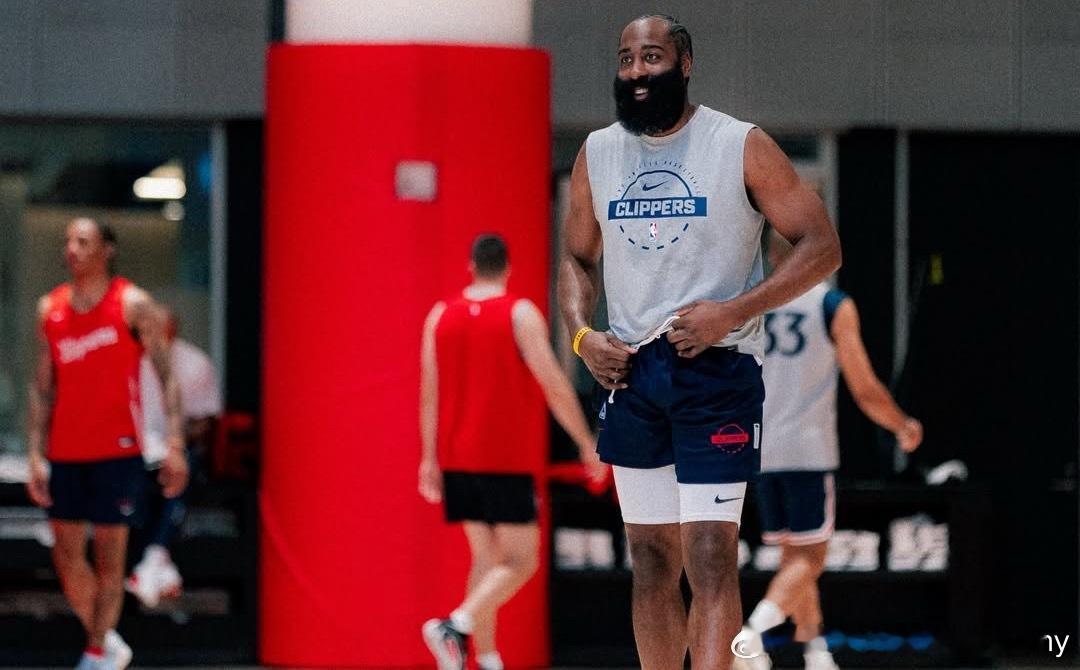 别猜啦，笑这么开心，肯定不会走的啦