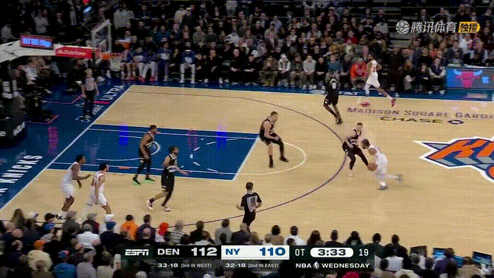 掘金超级巨星约基奇真是太坏了！在今天掘金客场挑战尼克斯的比赛中，当时比赛进行到了