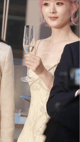 赵丽颖，好笔直的后背！