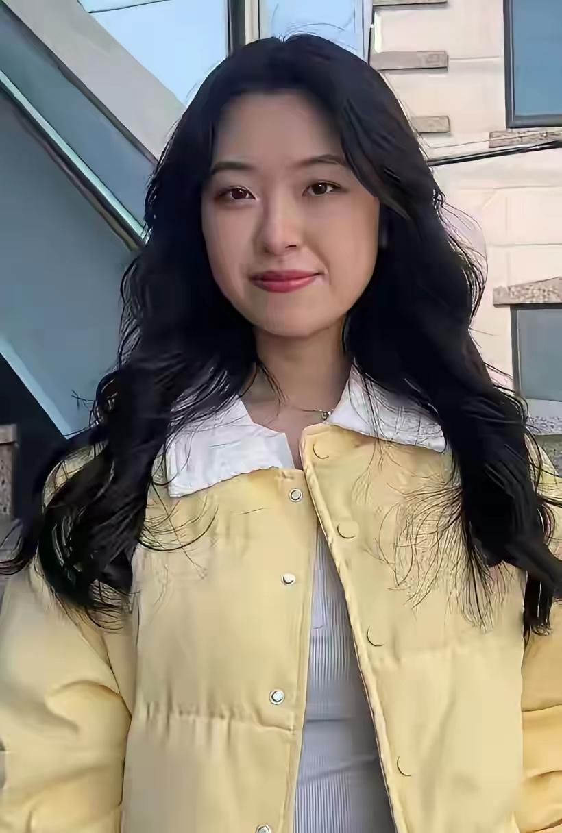刚刚在韩国就读硕士毕业的文文，今年25岁，漂亮如花，正值人生刚刚好的年龄，本想着