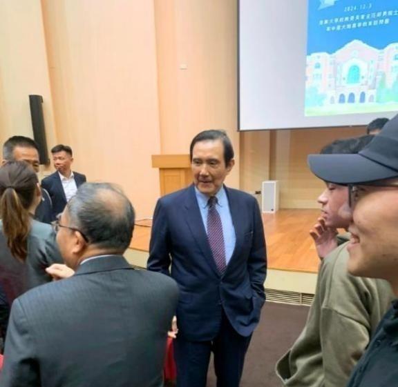 台湾地区，长期阻碍中国统一就是 马英九 。这个人非常之狡猾！在他担任地区领导人期