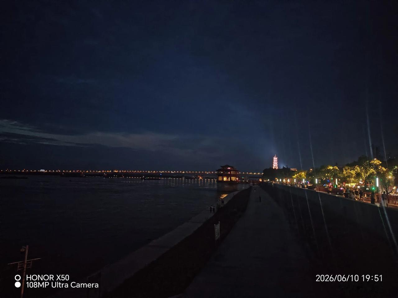 个人感觉是痛，虽然和梦一样，还是很痛。[比心][比心][比心][比心][比心][