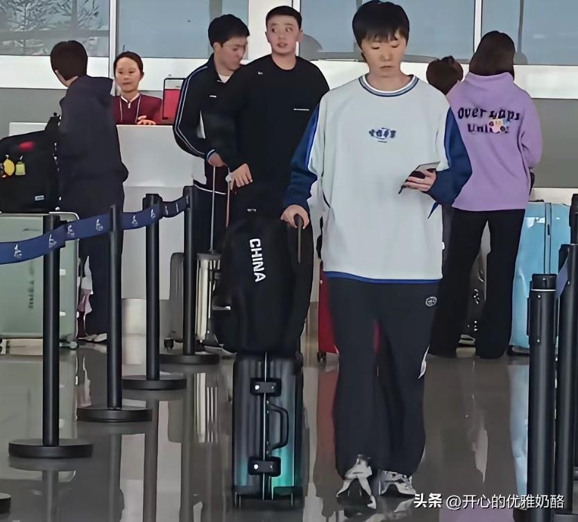 国乒队员出发澳门，封闭训练都瘦了。
网上好多国乒出发视频，感觉这个才最靠谱，看曼