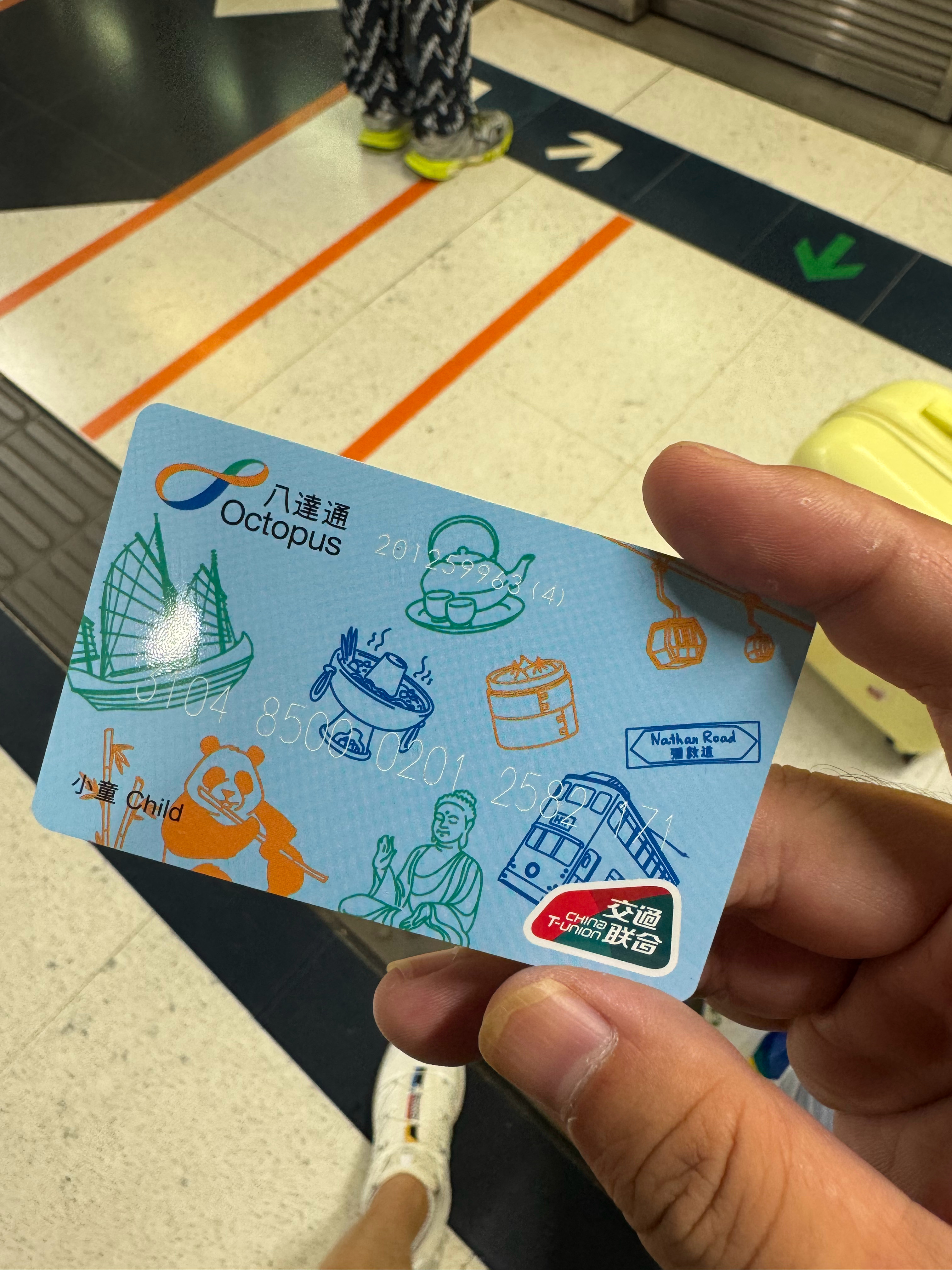 带孩子来香港玩。本来朋友给拿了台车，但我没要，也没让他们来接。如果是我自己的话，