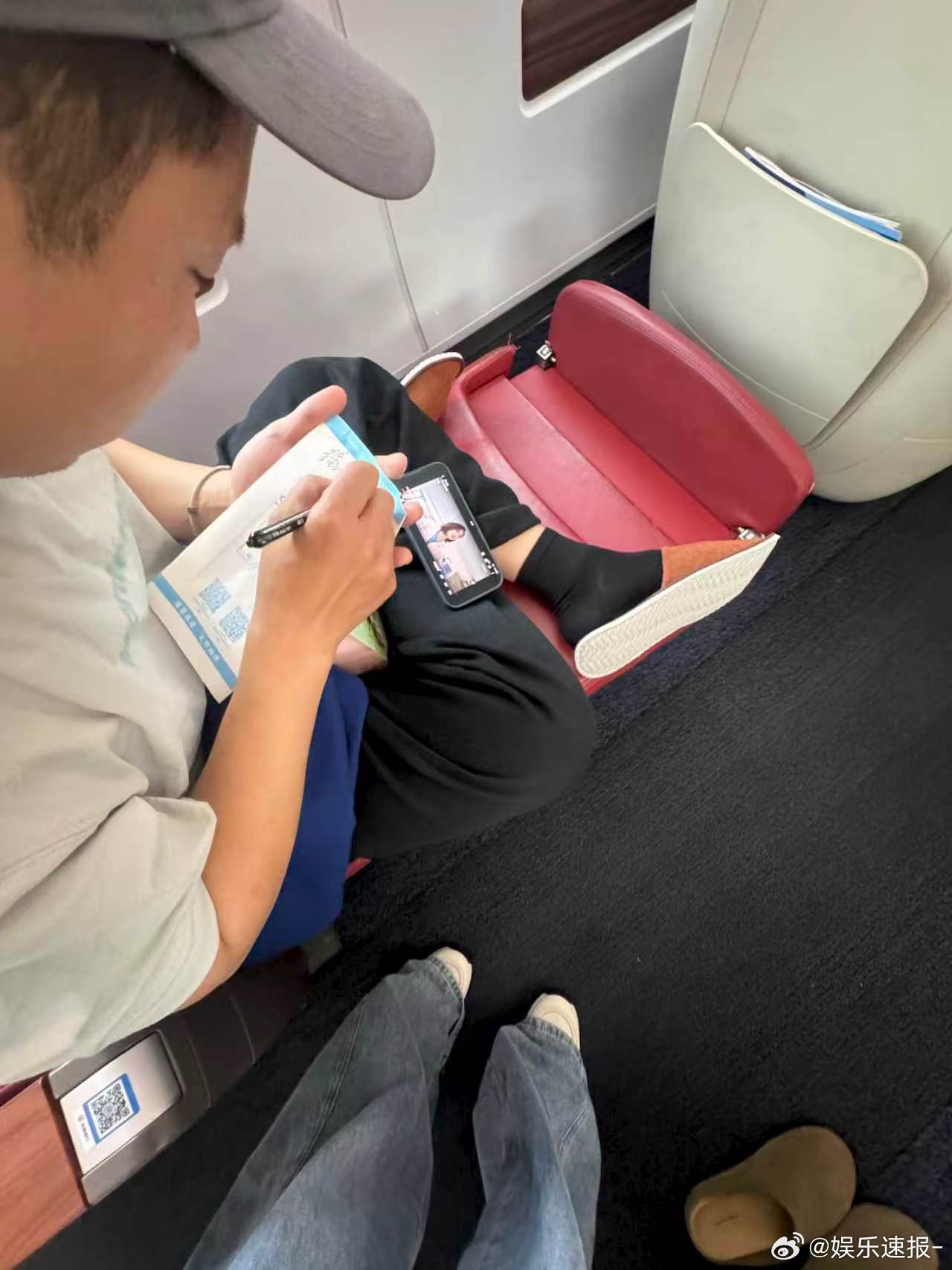 徐志胜在清洁袋上签名徐志胜在清洁袋上签两次名追星路上有这样的闺蜜真的太幸福了！高