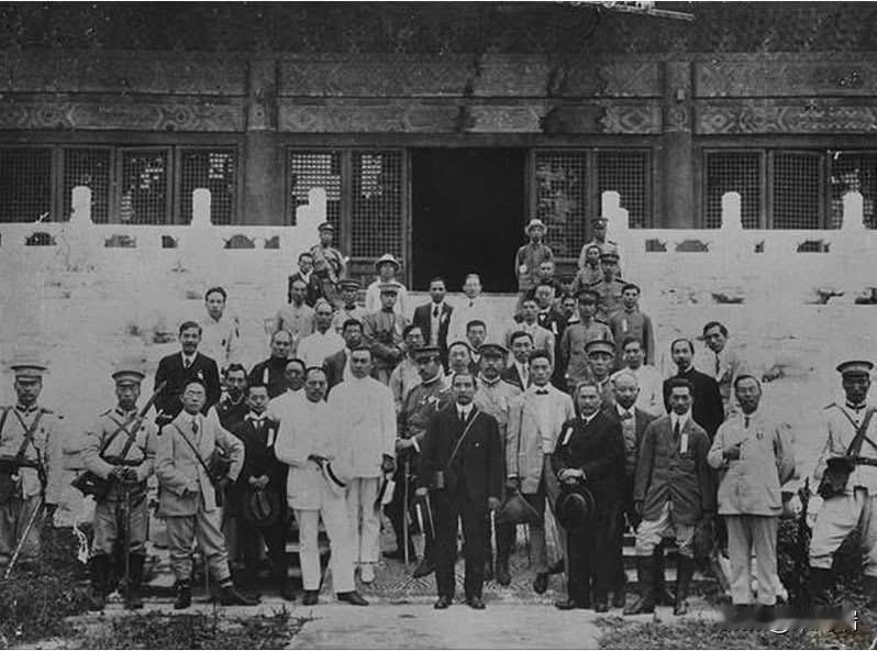 这张照片记录的是1912年9月6日，孙中山与随员在明十三陵长陵祾恩殿前的合影。