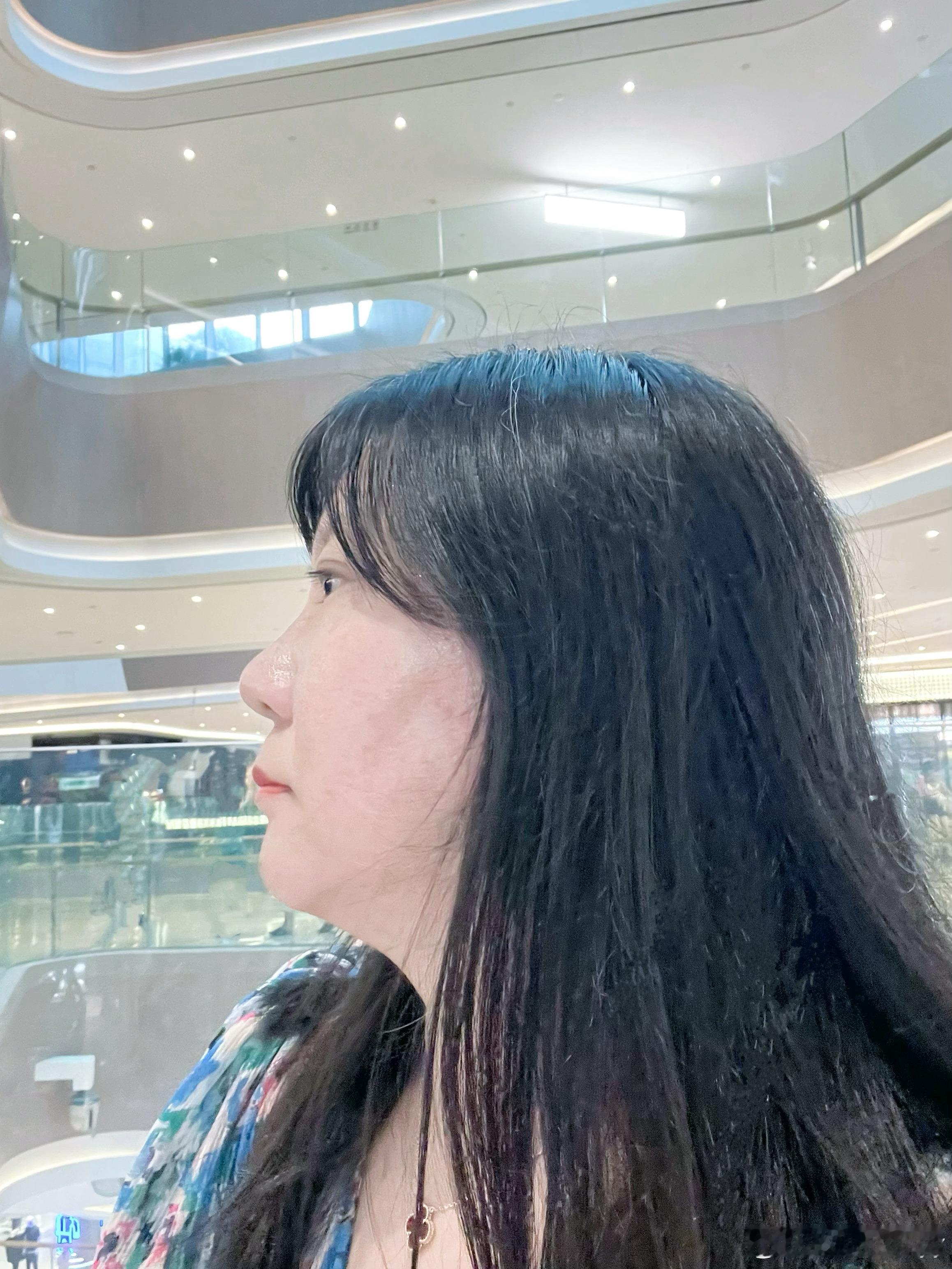 敏儿剪发后的中长发新发型。苹果原相机自拍时尚 ​​​