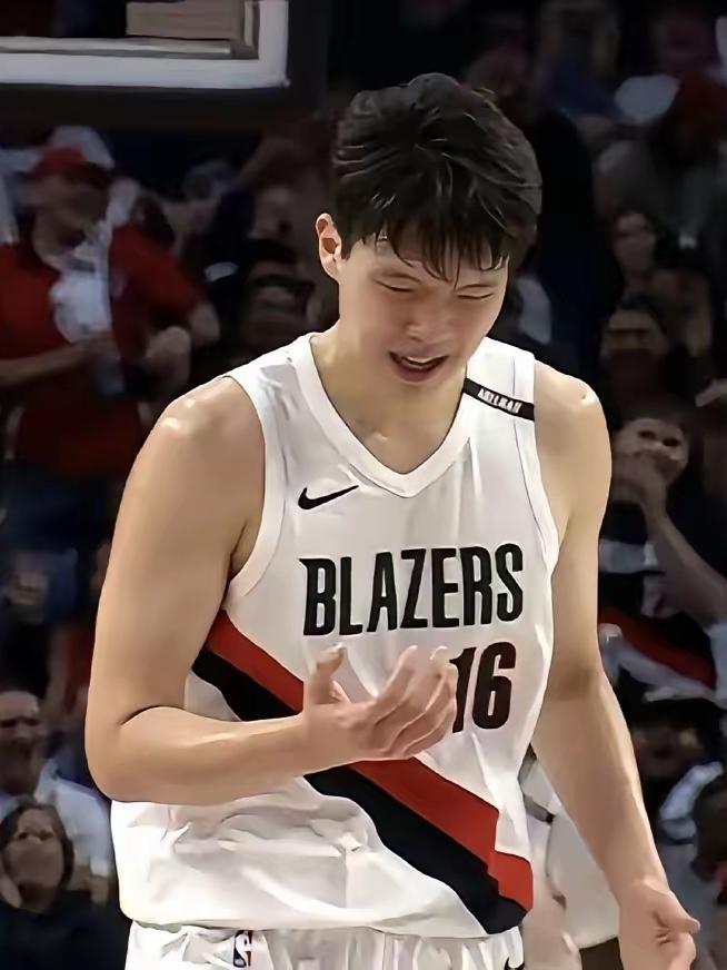杨瀚森NBA得分破百用了44场，同前辈相比，他的差距究竟有多大呢？

1、姚明：