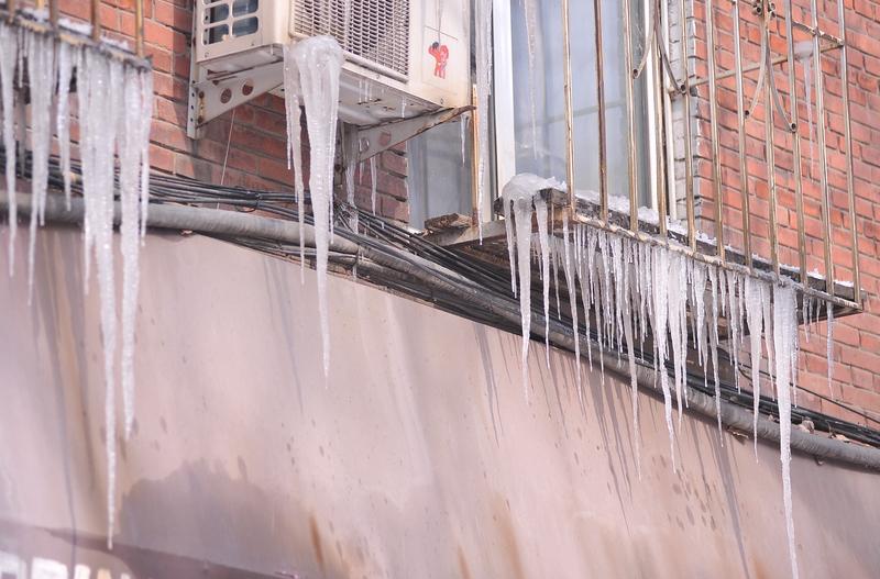 最近景区用东北话魔性劝游客“听话”火了，像“别掰冰溜子，别砸冰溜子”这魔性话语，