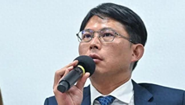 台湾政坛这两天真是炸了锅，这风向变得比翻书还快！黄国昌突然扔下辞职信走了，柯文哲