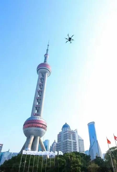 飞行汽车出现在上海的东方明珠，像似在“空中打卡”…