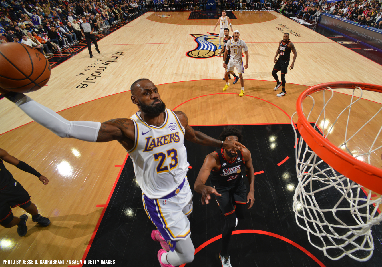 詹姆斯生涯至今在费城打过32场比赛，总战绩20胜12负（一度六连败），场均27.