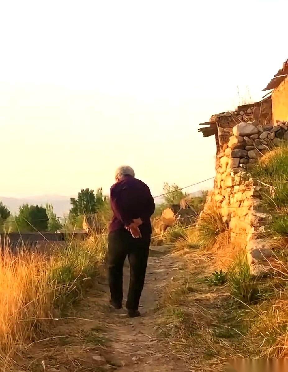 这不是自私，这是给自己续命。
我跟你讲，人这一辈子最贵的消费，不是房子车子，而是