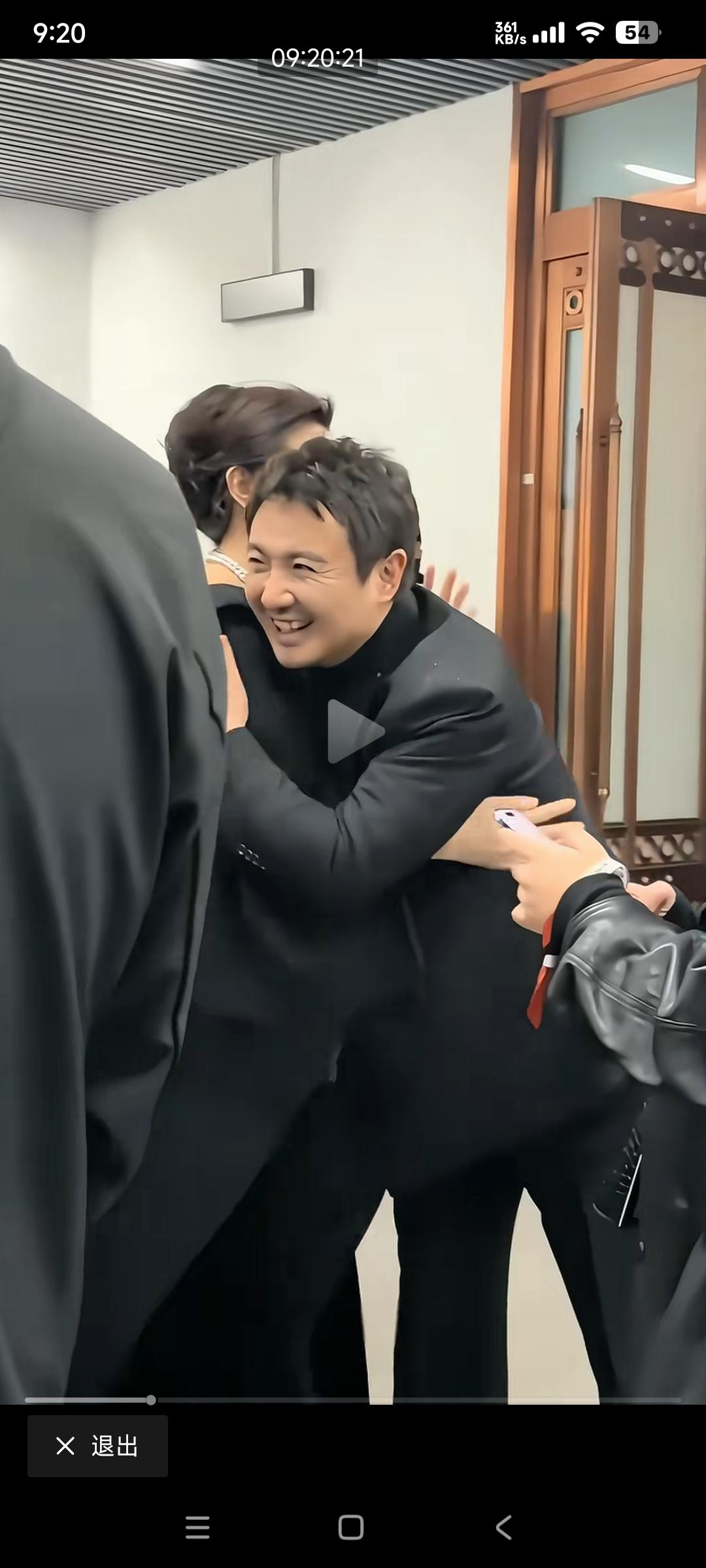 某活动上，沈腾和李冰冰进行交谈，并相互拥抱了一下！

沈腾贵为四百亿影帝，但把姿