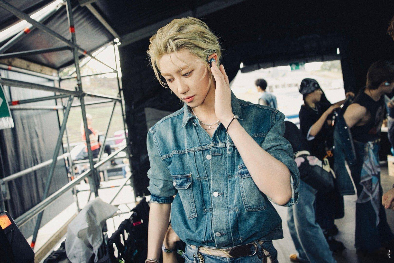 #徐明浩舞台深V牛仔服##徐明浩舞台造型look# ​​​深 V 牛仔服的徐明浩