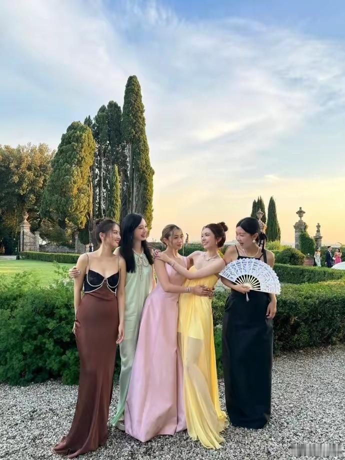 吴千语的伴娘团身上的衣服款式很漂亮，伴娘也一个比一个漂亮 ​​​