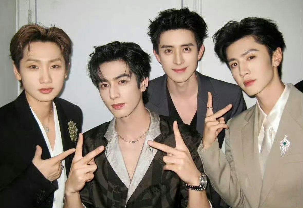 汪苏泷宋威龙敖瑞鹏陈哲远合照 微博之夜后台合照含金量持续上升，发布同框合照也太养