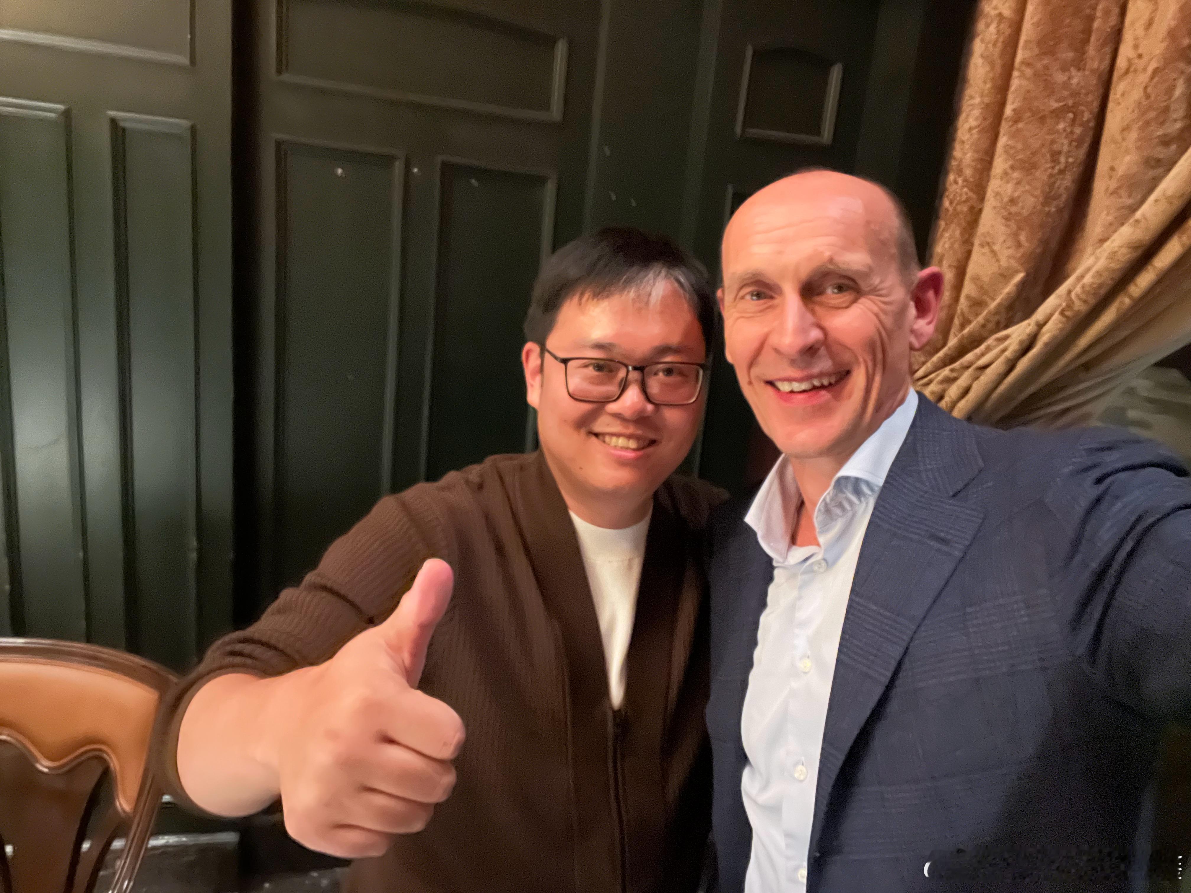 和大众中国贝瑞德贝总今天晚上聊了很多，经营一家跨国车企，首先要有一颗扎根的心！把