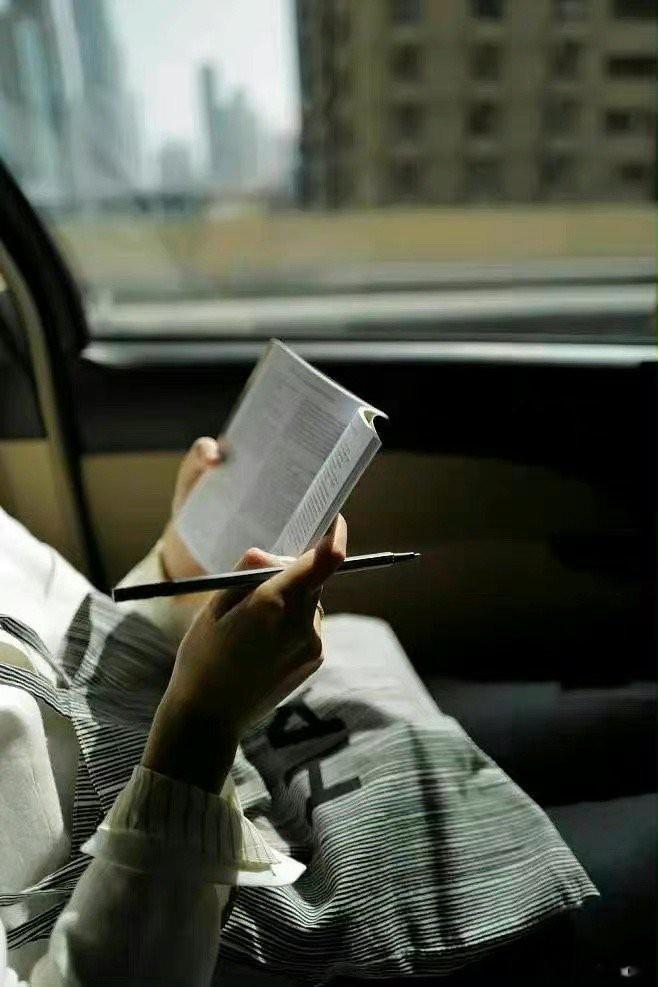 真正有见识的人从不炫耀，他不会告诉你读过什么书，去过什么地方，有多少件衣服，买过