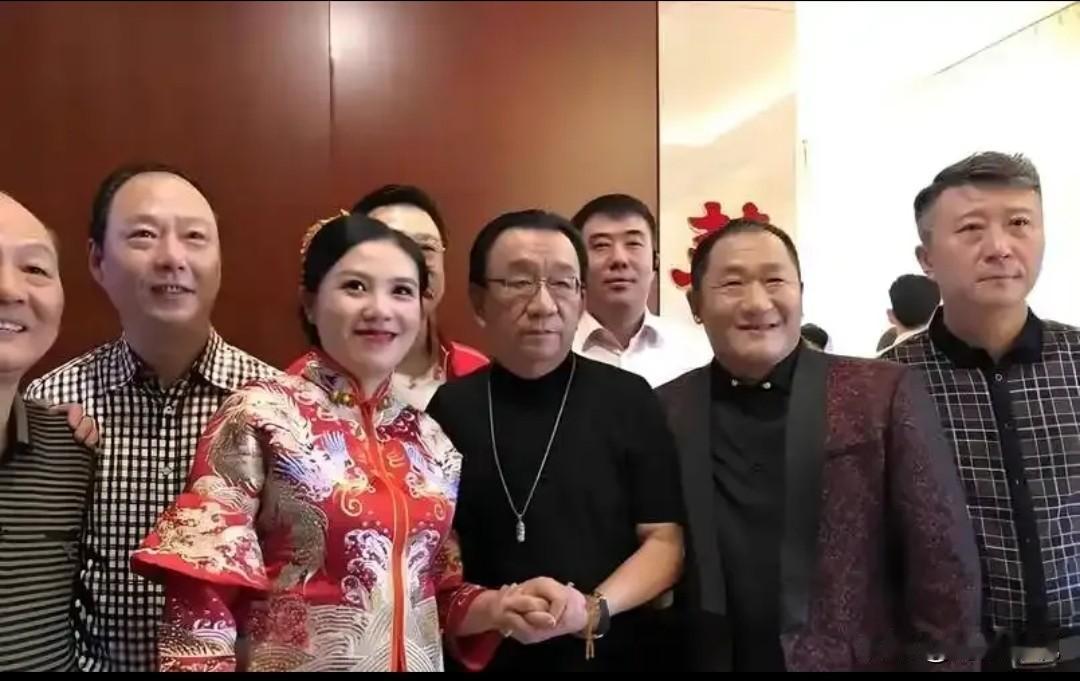 仔细一看，镜头中鲜衣盛装的“新娘子”谭静怡肌肤胜雪，袅娜纤巧，贞静娴雅，娇艳清新