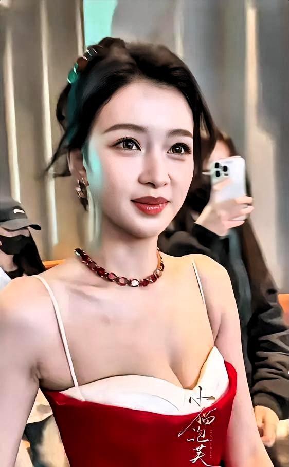 想象一下：你正在刷浪姐，突然一个怼脸特写砸过来……我直接倒吸一口气。
孙怡这张脸