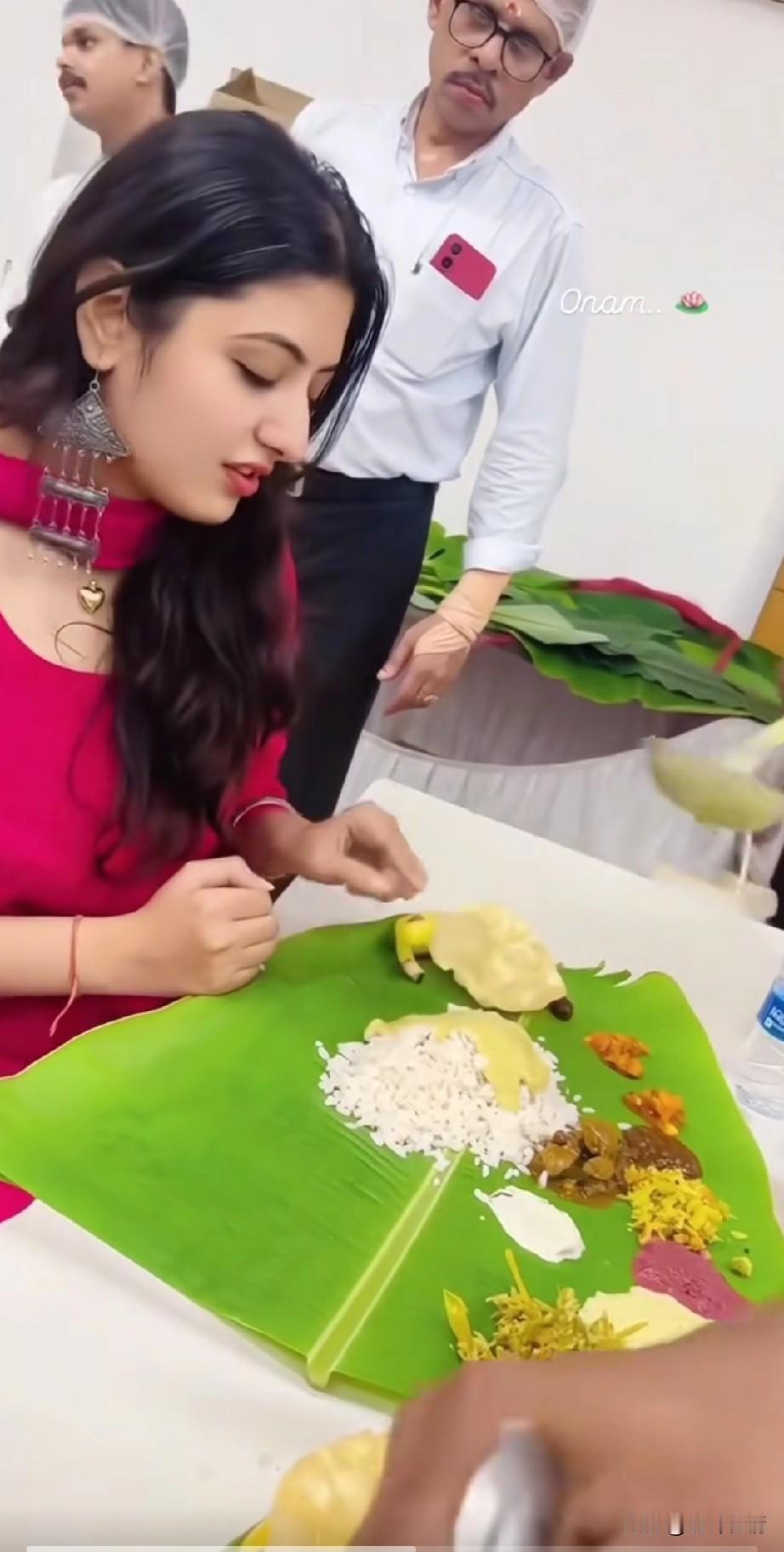 印度美女看到网上都在嘲笑她们用手吃饭，于是反驳网友！
并且亲自给大家演示，
她表