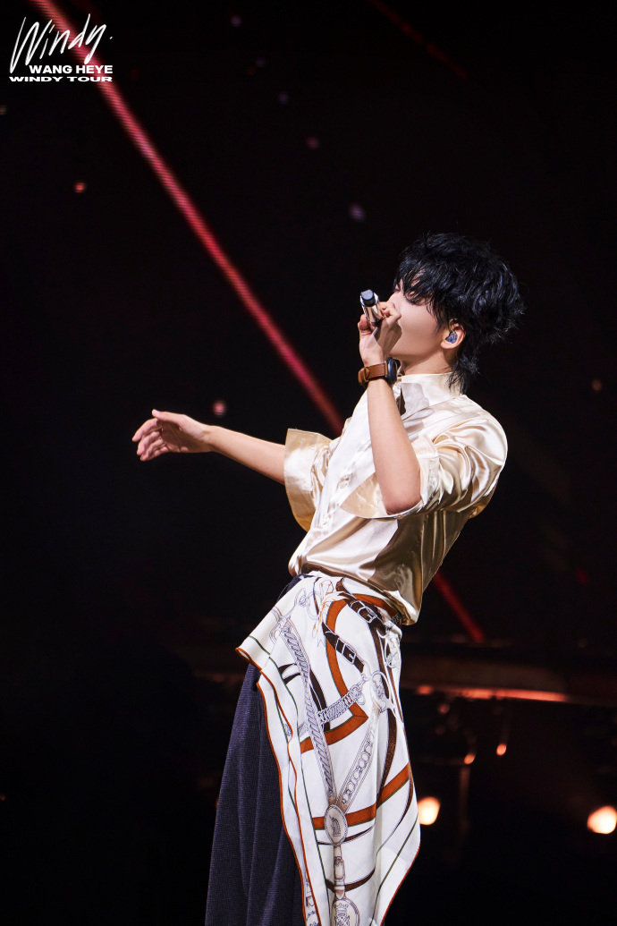王赫野骑士精神高音王赫野《骑士精神》，声线通透有温度，把骑士的勇敢与温柔一并唱给