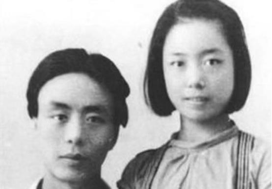 1936年，26岁的诗人艾青，爱上了15岁的女学生韦嫈。为了留住韦嫈，在两人日日