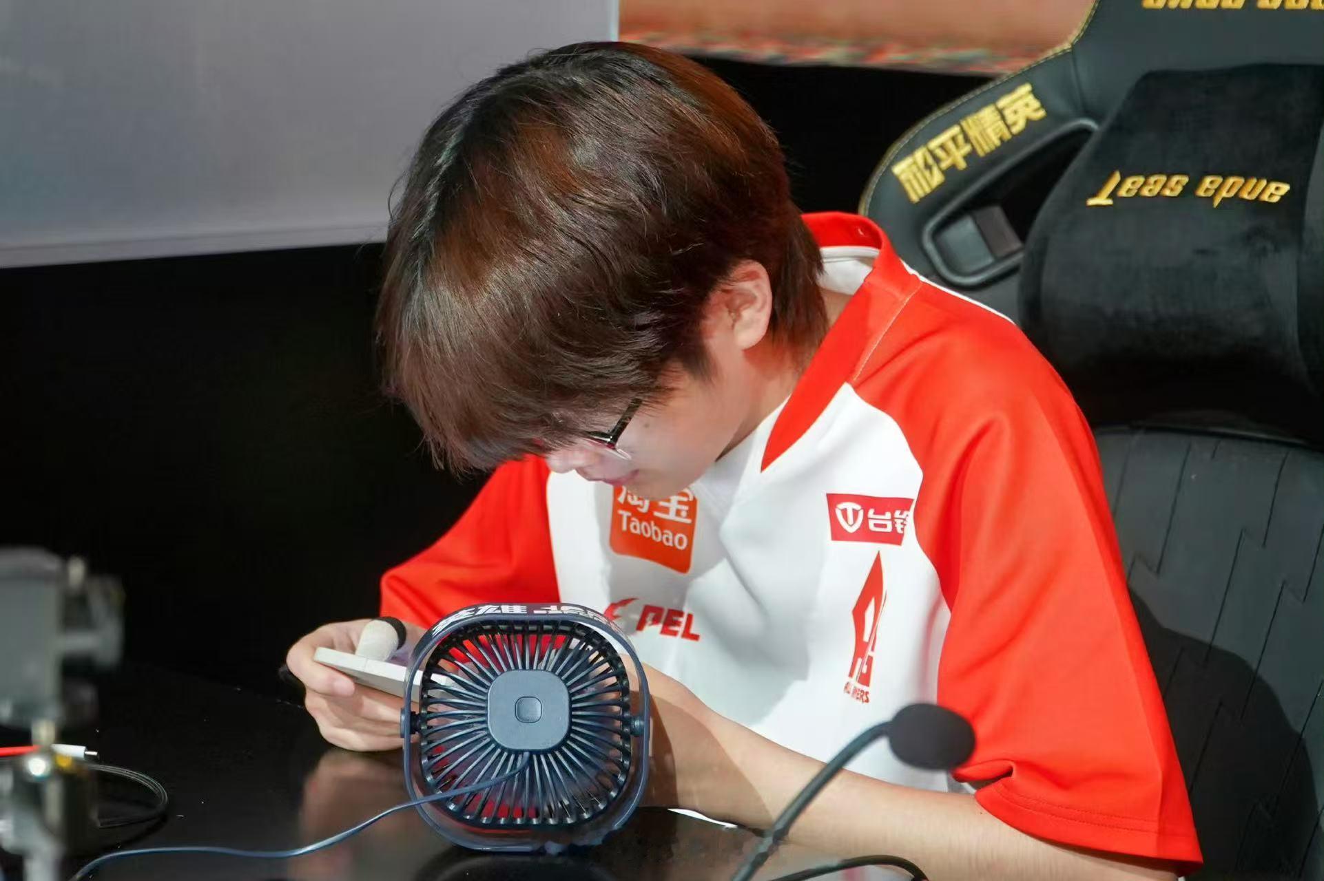 PEL第四周最佳阵容恭喜四位大神拿下周最佳！周决赛一路稳到底，输出拉扯样样在线，
