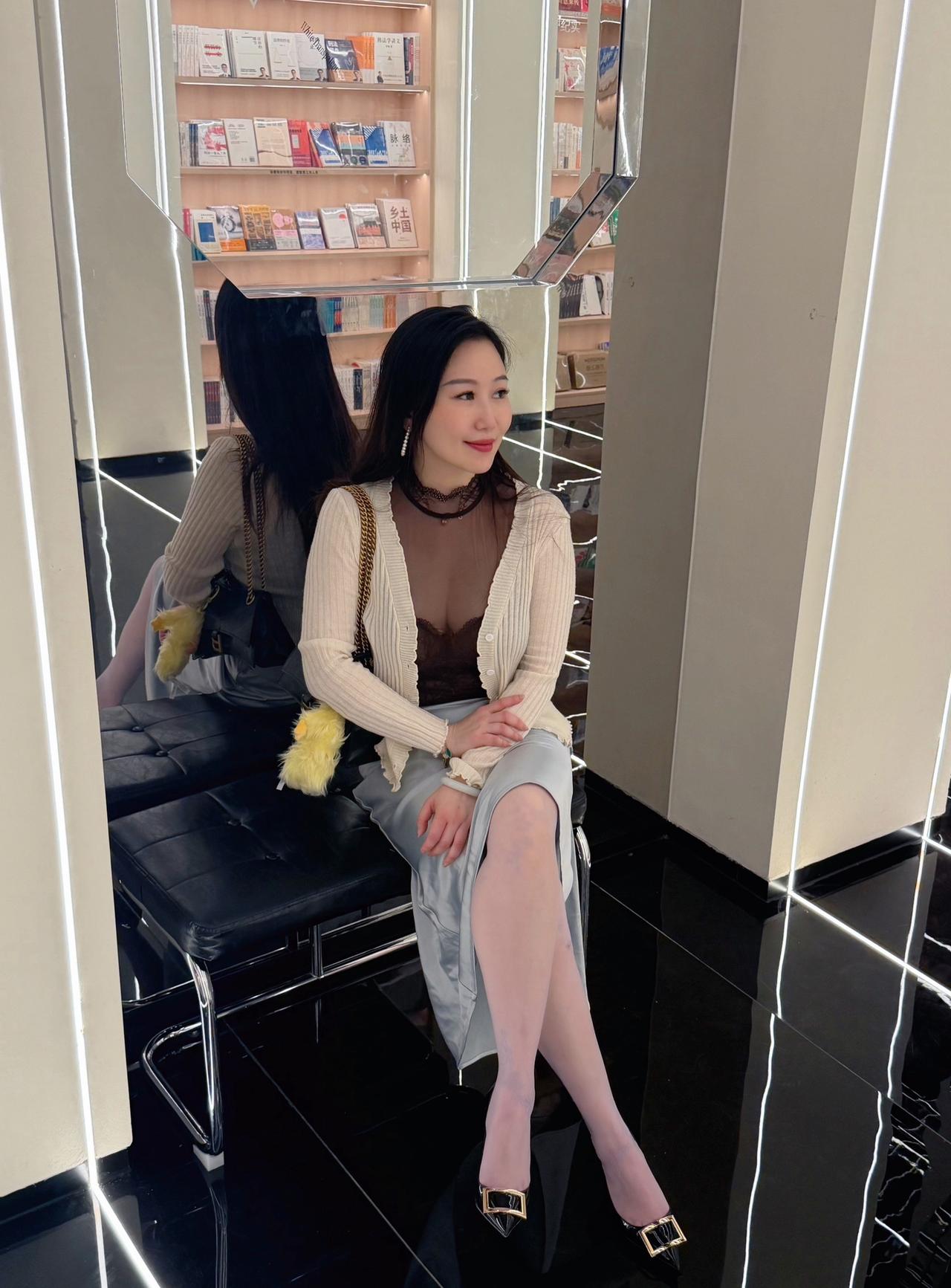 忙里偷闲躲进书店，闻闻书香 ootd女生穿搭御姐 知性女性穿搭 温柔姐姐穿搭