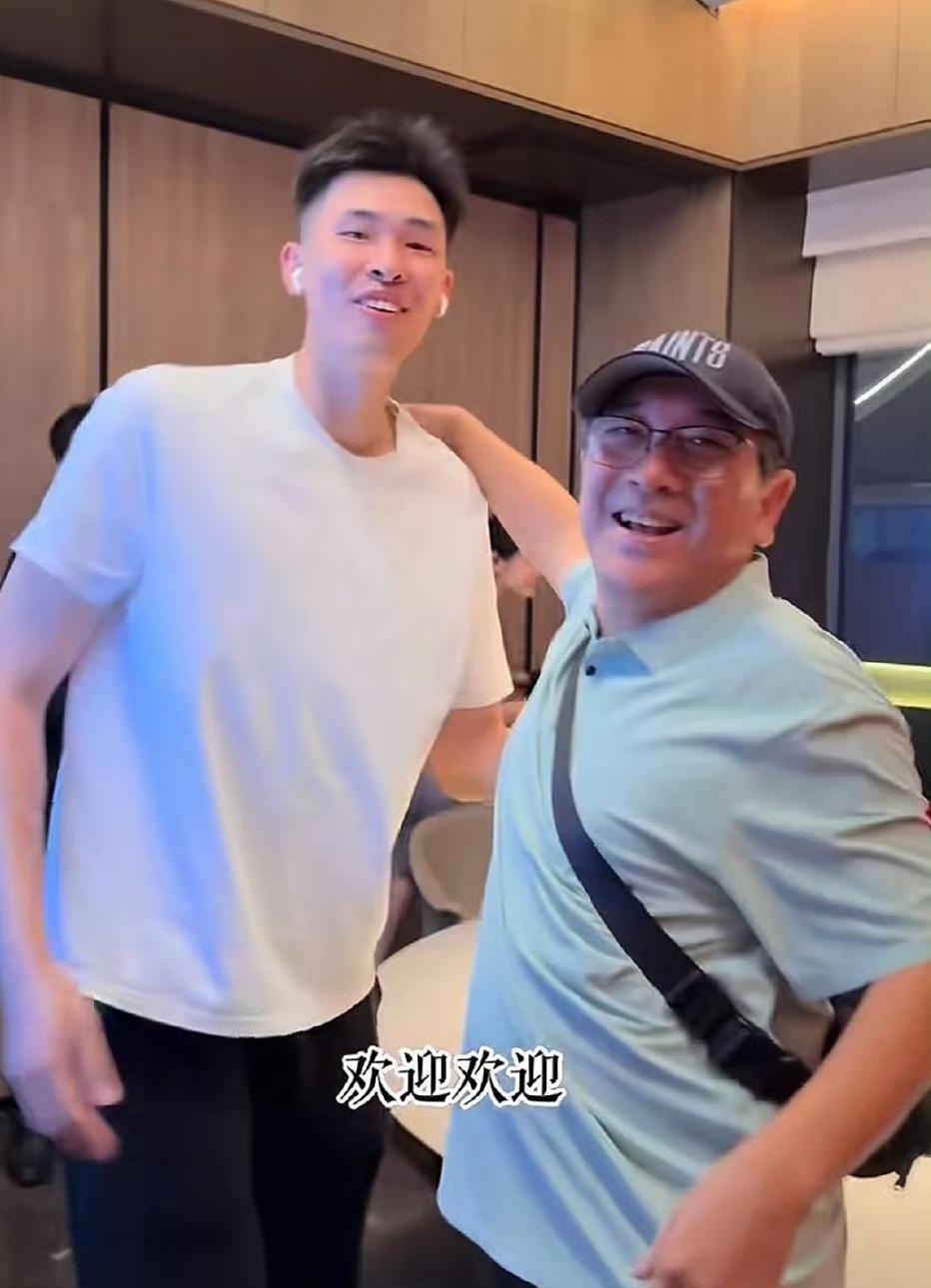 低调！邹阳和岳父水均益首次一起公开露面！

CBA球员邹阳一直是一位非常低调的球