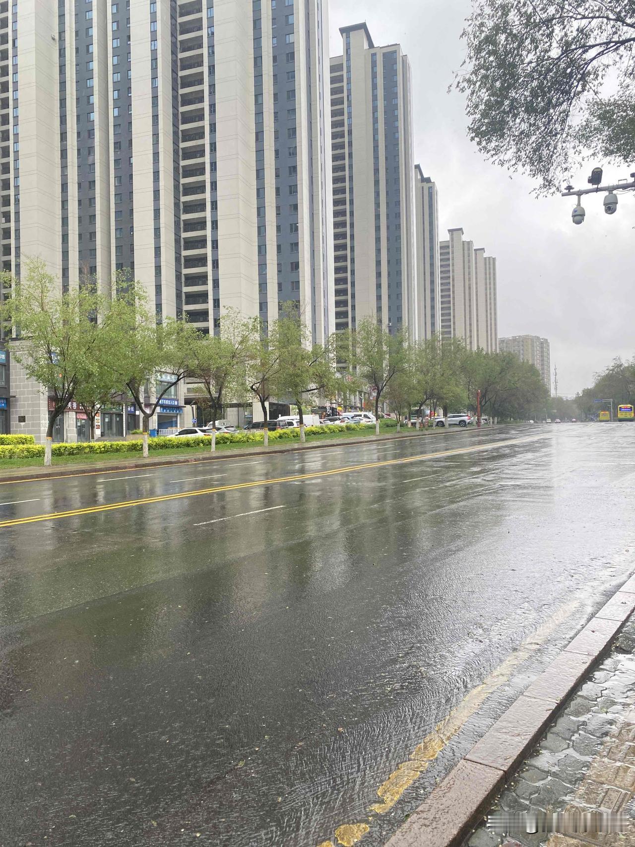 新疆的天气突然就从三十多度下降到十几度，我都把秋裤和加绒衣服都拿出来穿上啦。
