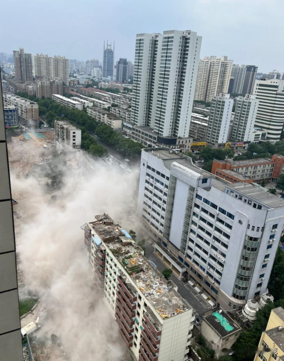 你家那套二十年的老破小，到底还有没有机会等来“拆迁翻身”？别再瞎猜了，一旦出现这