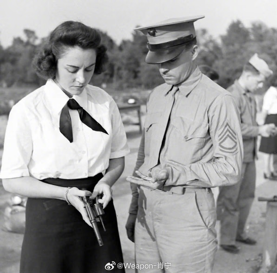照片中的历史 1943年，美国海军“WAVES”（妇女后备队）学习如何使用史密斯