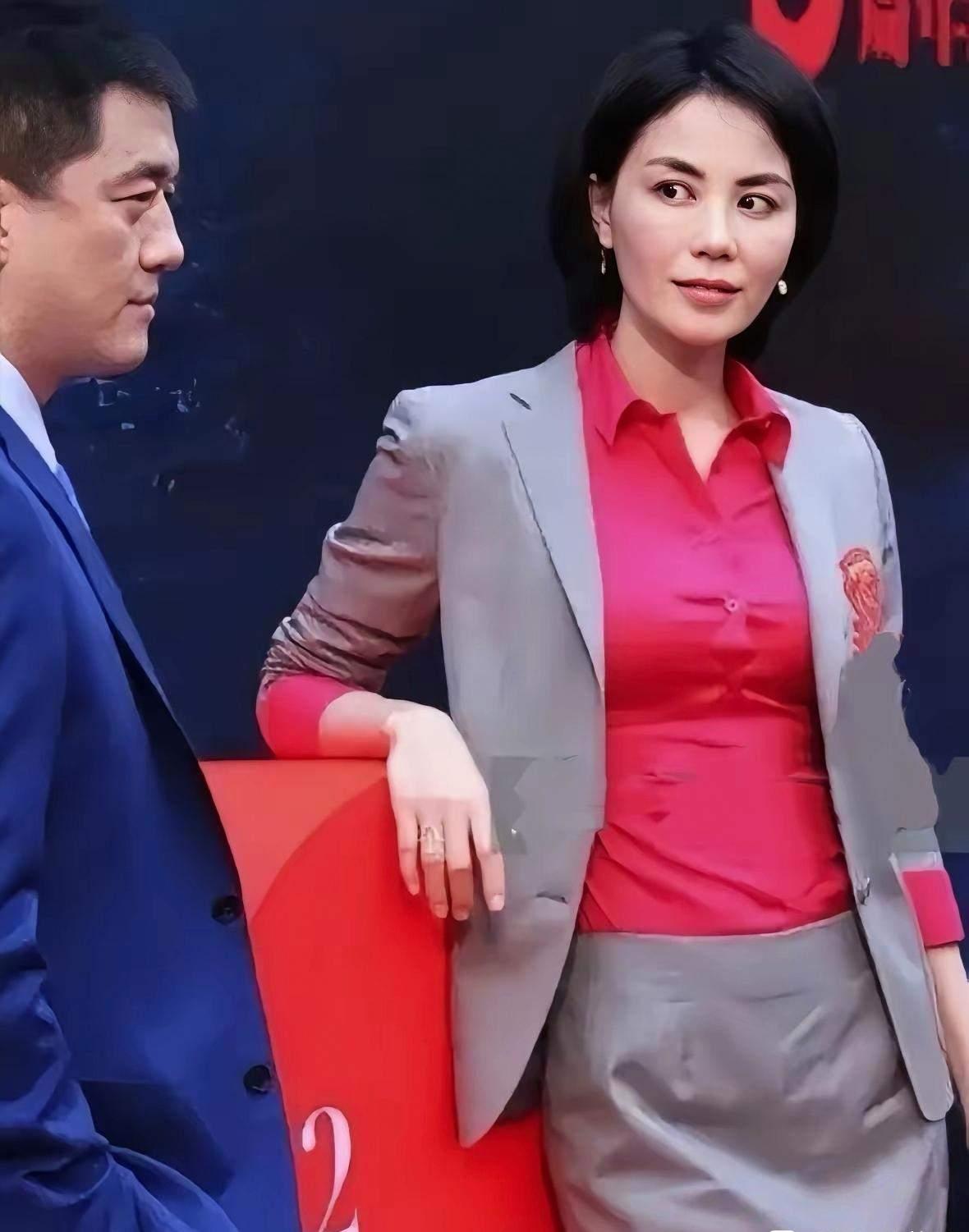 李亚鹏终于开口了。
可他说的话，让所有人愣住——“王菲从没当面夸过我。”

采访