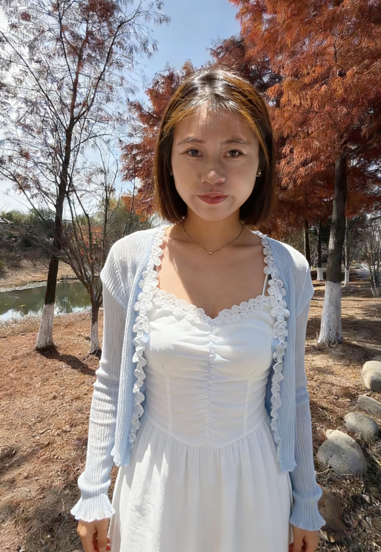 她把云的一角裁成裙裾
又借春风，织就浅蓝的披肩
在华北的旷野上站成流动的月光
 